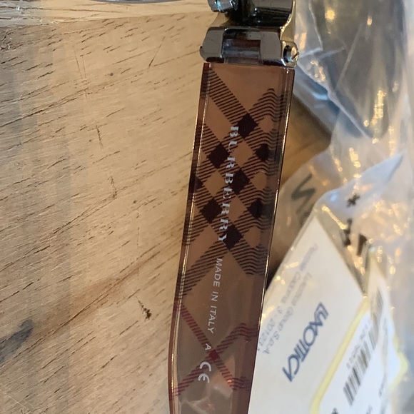 Burberry sunglasses without a case - Picture 5 of 6